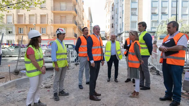 El alcalde, Jorge Azcón, ha visitado este lunes las obras de la calle de Félix Latassa.