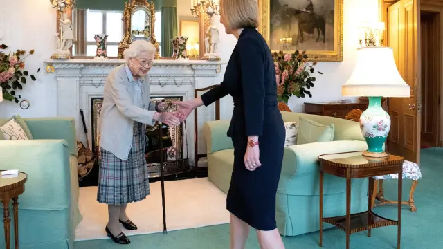 Queen Elizabeth welcomes Liz Truss during an audience where she invited the newly elected leader of the Conservative party to become Prime Minister and form a new government, at Balmoral Castle, Scotland, Britain September 6, 2022. Jane Barlow/Pool via REUTERS TPX IMAGES OF THE DAY BRITAIN-POLITICS/LEADERSHIP-QUEEN