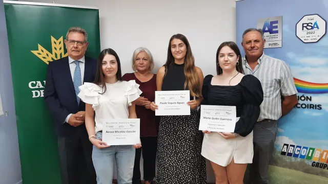 Las tres jóvenes que han conseguido la beca, junto a representantes de Caja Rural, Fundación Térvalis y Fundación Grupo Arcoiris.