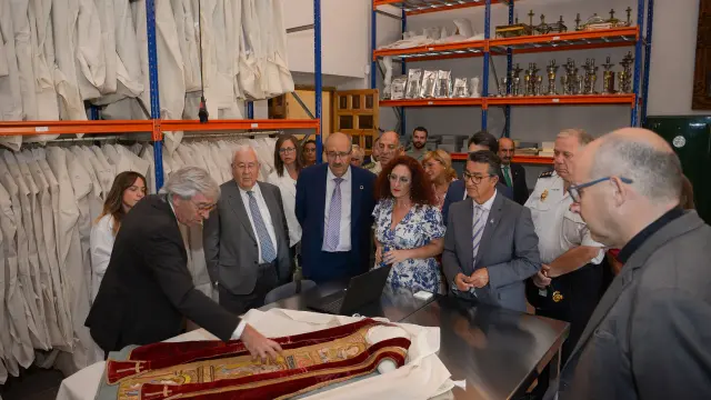 Autoridades y vecinos han podido conocer las piezas que se guardan en el almacén de la Catedral de Albarracín.