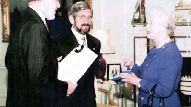 Isabel II, con el alcalde de Teruel, Luis Fernández Uriel -en el centro- y el embajador de España en Reino Unido, Alberto Aza, en el palacio de Buckingham, en 1998, donde recibió la Medalla de los Amantes de Teruel.