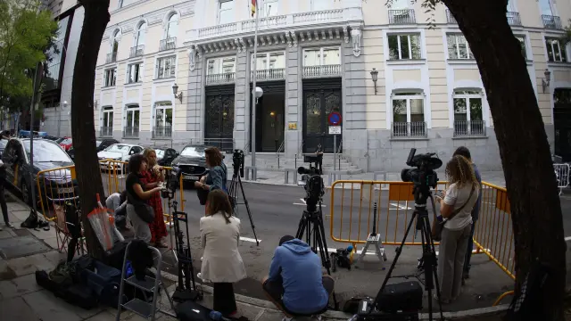 Periodistas apostados ante la sede del CGPJ en Madrid