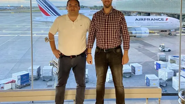 Fermín López e Iñaki Echeveste, en el aeropuerto de Sevilla