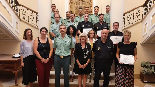 Entrega de diplomas a los agentes de la Guardia Civil y la Policía Nacional que durante el pasado curso han impartido las charlas en colegios e institutos de la provincia de Huesca.