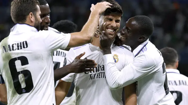 Los jugadores del Madrid felicitan a Asensio tras su gol