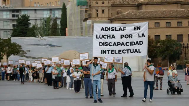 Unas 200 personas se han manifestado este jueves a favor de la Fundación Adislaf en la plaza del Pilar.