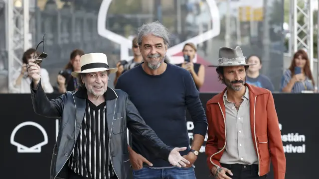 El realizador, Fernando León de Aranoa (c), posa junto a los músicos, Joaquín Sabina (i), y Leiva (d), a su llegada este viernes a la 70 edición del Festival Internacional de Cine de San Sebastián