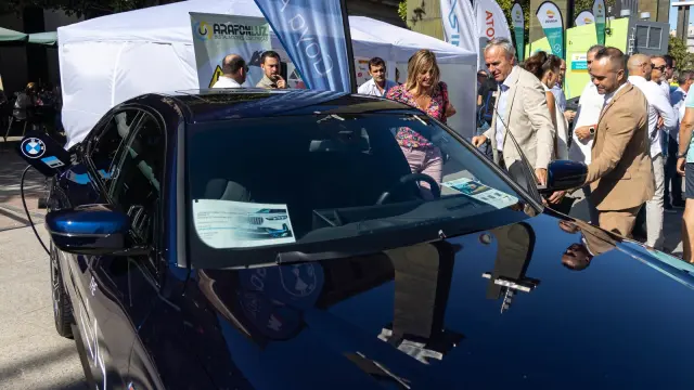El alcalde de Zaragoza, Jorge Azcón, en la exposición de coches eléctricos de este viernes en la plaza del Pilar.