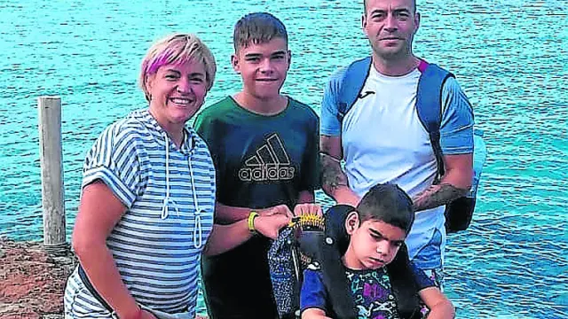 Mirella García junto a sus hijos y su marido.