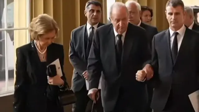 Entrada de don Juan Carlos y doña Sofía al palacio londinense