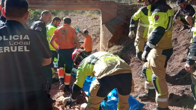 Intervención de los bomberos para atender al ciclista accidentado en Fuentecerrada.