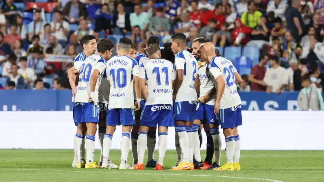 Los futbolistas del Real Zaragoza, en plena conjura antes del iniciar el segundo tiempo ante el Sporting de Gijón.