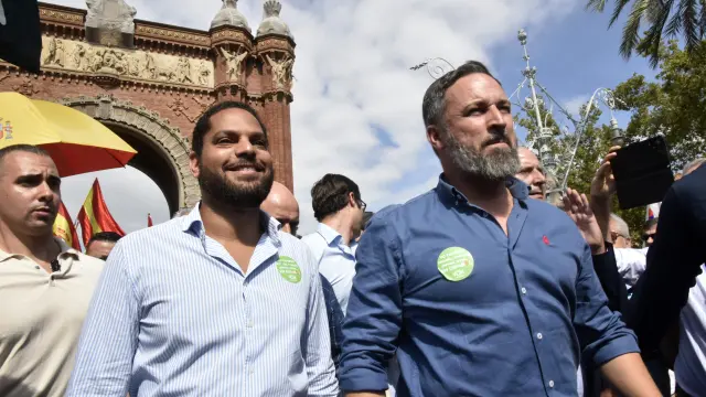 El presidente de Vox, Santiago Abascal, y el presidente de Vox en el Parlamento de Cataluña, Ignacio Gárriga, llegan al Arco del Triunfo antes de la manifestación para defender la lengua en castellano