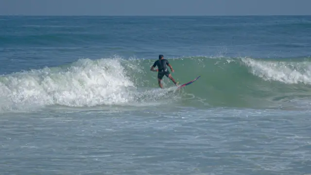 Surfear las aguas de Gaza, una sensación de libertad cada vez más popular