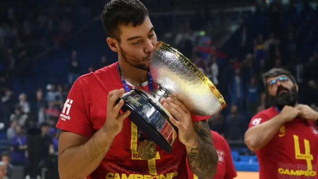 Willy Hernángómez, besando la copa del Eurobasket.