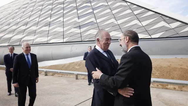 El presidente de Aragón, Javier Lambán, hace entrega del Pabellón Puente de Zaragoza al presidente de la Fundación Ibercaja, Amado Franco.