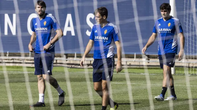 Eugeni, Francho y Azón, tras la red de una portería en el entrenamiento del Real Zaragoza.