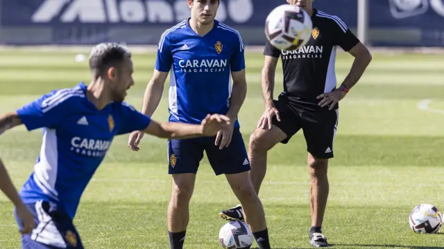 Manu Molina, a punto de golpear un balón durante un entrenamiento.