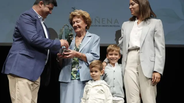 El presidente de la D. O. Cariñena entrega el galardón especial del 90 aniversario a la viuda de Luis Gasca, María Pilar Gimeno