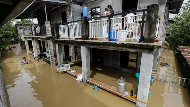 Al menos 5 muertos y 74.000 evacuados tras el paso de tifón Noru en Filipinas