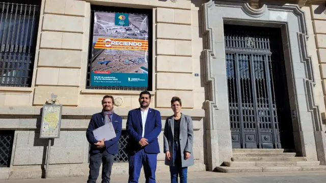 El diputado de Cultura Diego Piñeiro, el director del IET Nacho Escuín y la secretaria del IET Ana Argudo ante el antiguo Banco de España, donde va a tener lugar la exposición.
