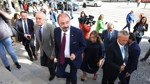 El presidente aragonés, Javier Lambám, a su entrada al Paraninfo, este martes.