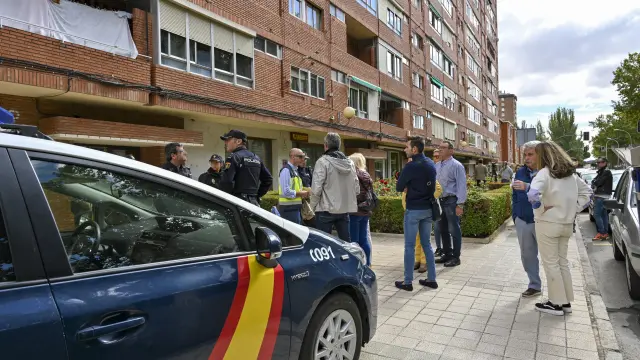 La Policía Nacional ante la vivienda donde apareció la mujer fallecida.