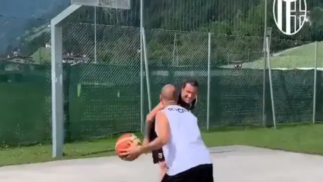Rodrigo Palacio se pasa al baloncesto