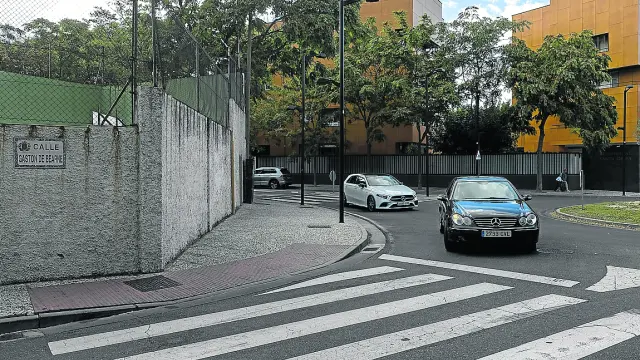 El atropello mortal se produjo el martes cuando la víctima cruzaba este paso de peatones en la confluencia de las calles Sagrada Familia y Gastón de Bearn.