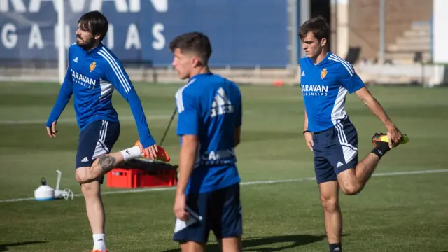 Eugeni, Francho y Simeone, en el calentamiento del entrenamiento del Real Zaragoza en la Ciudad Deportiva.