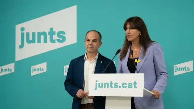La presidenta de Junts, Laura Borràs, responde a los medios tras una reunión en la sede del partido