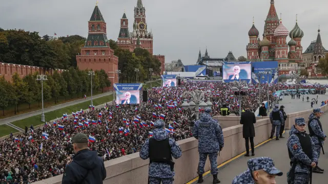 Cientos de personas celebran en Moscú la anexión de cuatro regiones ucranianas.