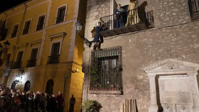 Diego de Marcilla, subido a una verja, habla con Isabel de Segura, en el balcón.