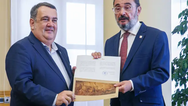 El presidente de Aragón, Javier Lambán (d) junto al Alto Comisionado para la Lucha contra la Pobreza Infantil, Ernesto Gasco