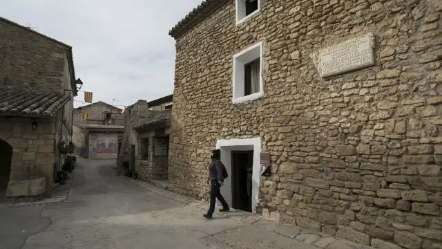 El Mesón de la Maja se situó en el edificio contiguo de la casa natal de Goya, de donde sale una persona, y lleva ocho años cerrado.