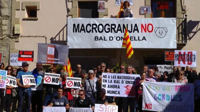 Protesta contra la macrogranja porcina en Navardún.