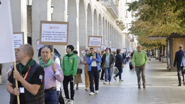 Protesta de familliares y usuarios de Adislaf este martes en el paseo de la Independencia de Zaragoza.