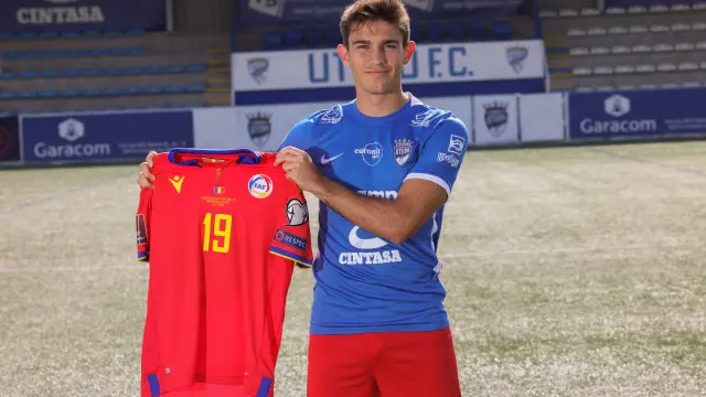 Berto Rosas posa con la camiseta del Utebo puesta y sujetando la zamarra que luce con la selección de Andorra.