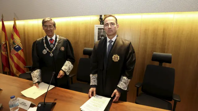 Foto de archivo de Juan Andrés Baratech, a la derecha, durante su toma de posesión como fiscal jefe de Huesca.
