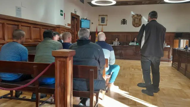 Los procesados, en el banquillo de los acusados de la Audiencia Provincial de Teruel.