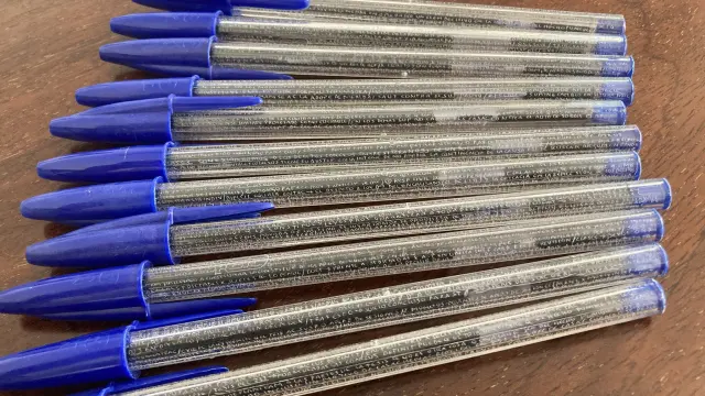 Los once bolígrafos de la marca Bic convertidos en chuleta.