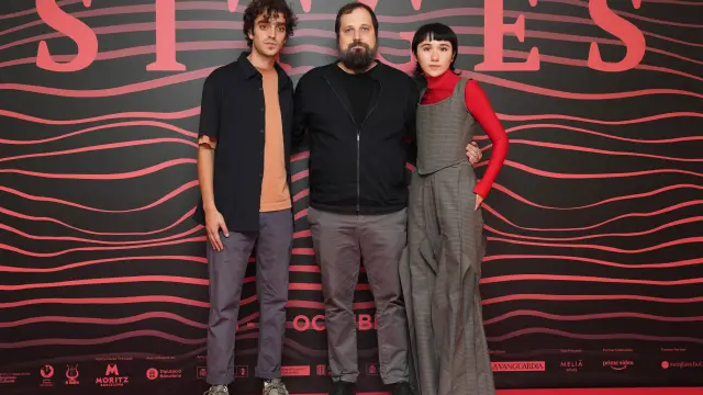 Carlos Vermut, en el centro, junto a los actores de 'Mantícora', Nacho Sánchez y Zoe Stein.