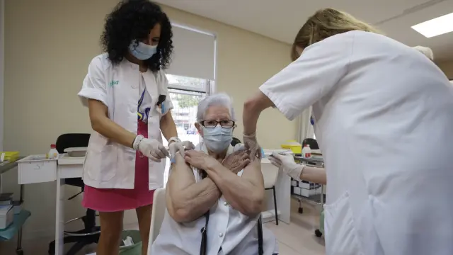 En centros de salud como el de La Bombarda ha dado comienzo la vacunación de los mayores de 80 años de covid y gripe por su especial vulnerabilidad.