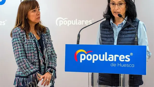 Gemma Allué y Antonia Alcalá este martes en la sede del PP en Huesca.