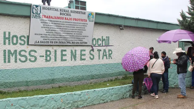 Familiares esperan informes de sus hijos, fuera del Hospital Rural de Bochil en Chiapas (México)