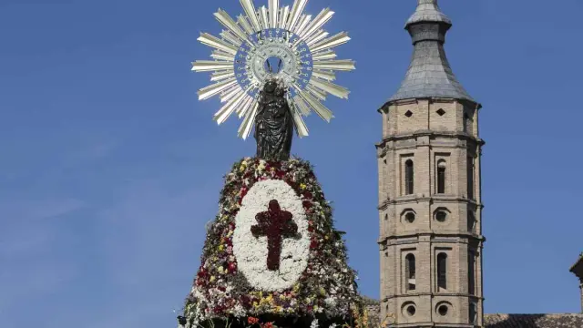 Ofrenda de Flores a la Virgen del Pilar en Zaragoza.