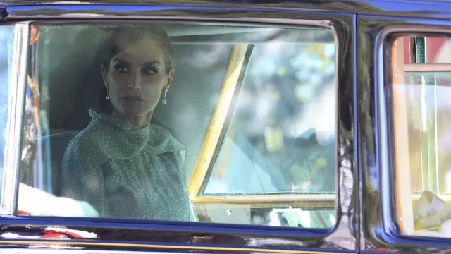La reina Letizia en el coche de Casa Real antes del desfile del 12 de octubre