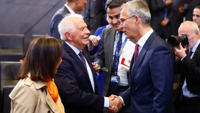 Robles, Borrell y Stoltenberg durante la reunión de ministros de Defensa de la OTAN.