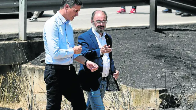 El presidente de España, Pedro Sánchez, y el de Aragón, Javier Lambán, este verano