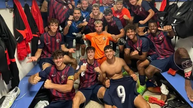La plantilla de la SD Huesca celebra la victoria ante el Girona.